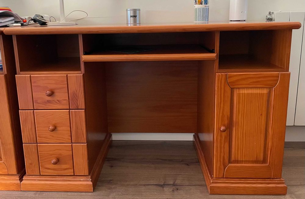 Secretária em madeira maciça