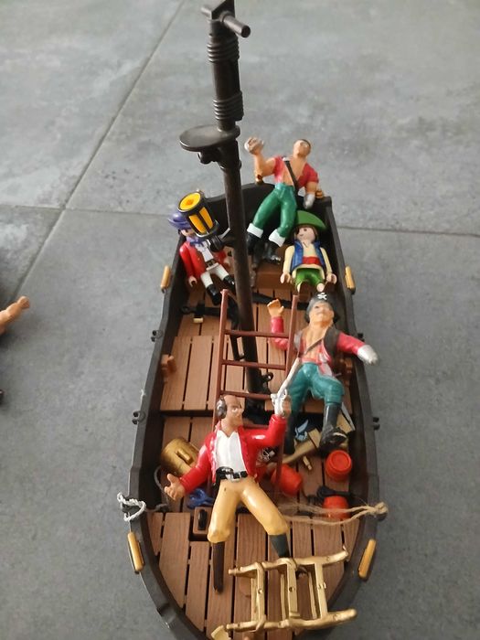 Brinquedo barco piratas