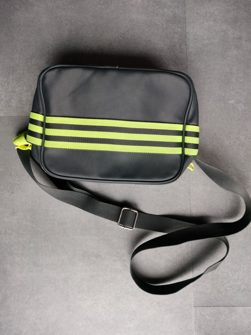 Torebka sportowa adidas.