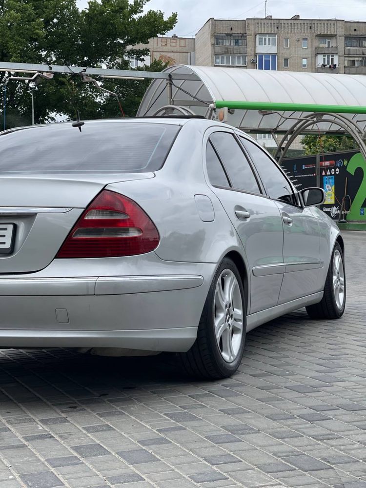 Mercedes-Benz W211 E500