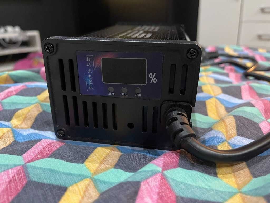 ładowarka do hulajnogi/roweru elektrycznego 20S (84V 8A)