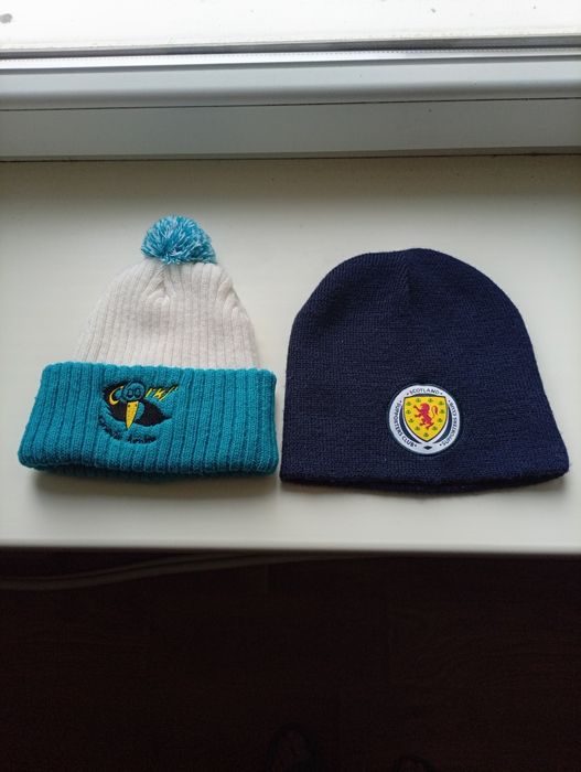 Дві шапки для підлітків 10-14 років за ціною однією.