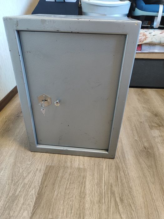 Продам сейф металевий