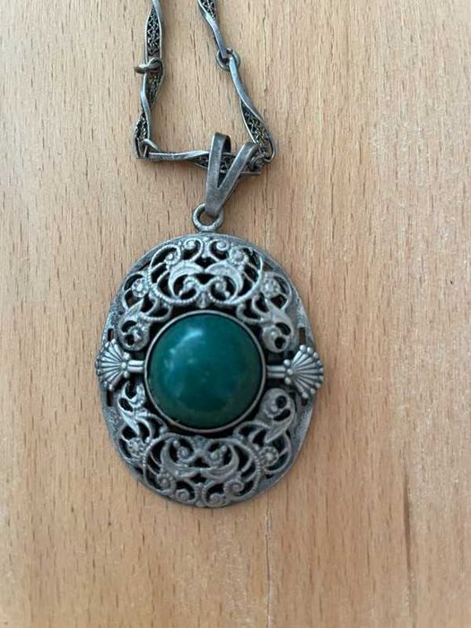 naszyjnik metaloplastyka na filigranowym łańcuszku