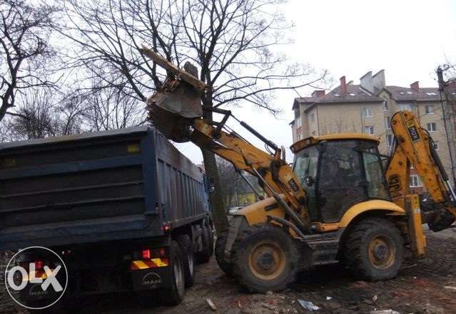 Вивіз сміття з навантаженням. Екскаватор.