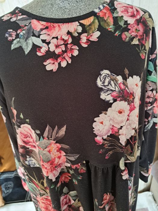 Długa sukienka w kwiaty ze ściągaczem na dole