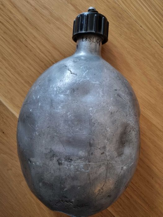 Niezbędnik do czyszczenia mausera i bidon wojskowy