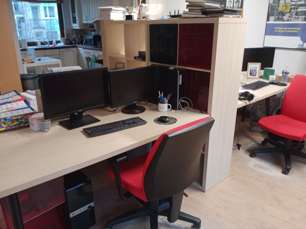 Zestaw mebli biurowych do openspace (4 biurka i regał)
