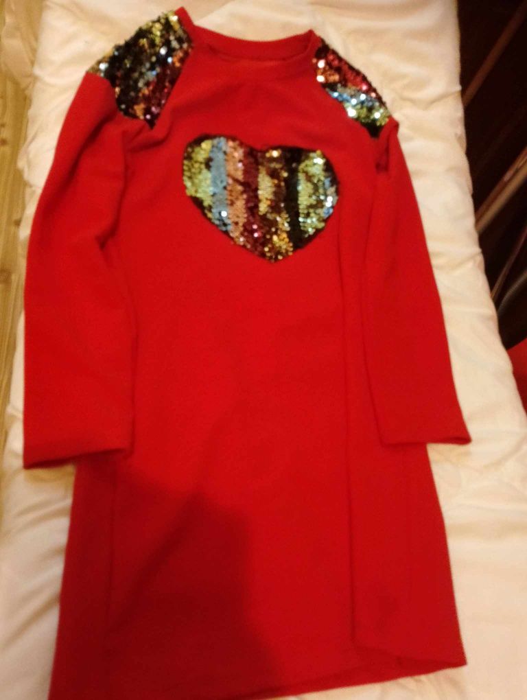 czerwona sukienka z cekinami dla dziewczynki