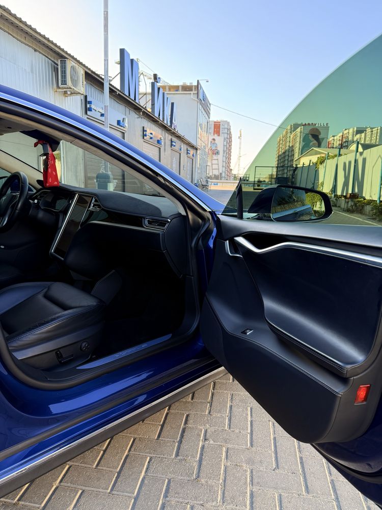 Tesla Model S 2015