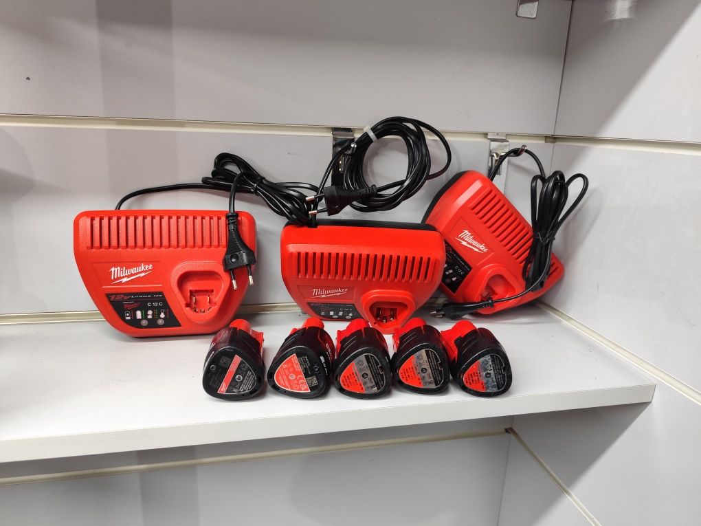 Milwaukee M12 зарядний пристрій Мілвоке