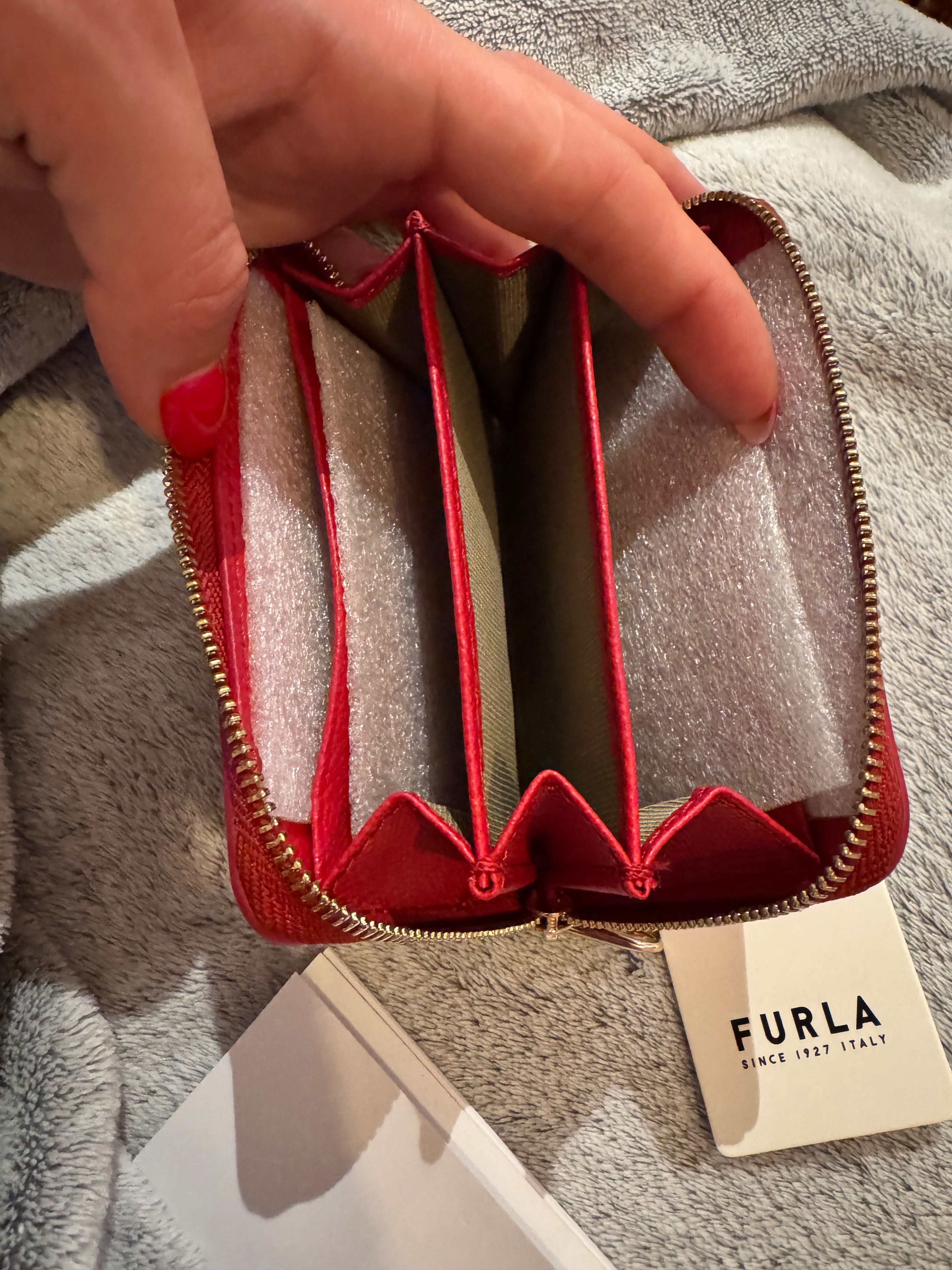 Nowy czerwony portfel Furla