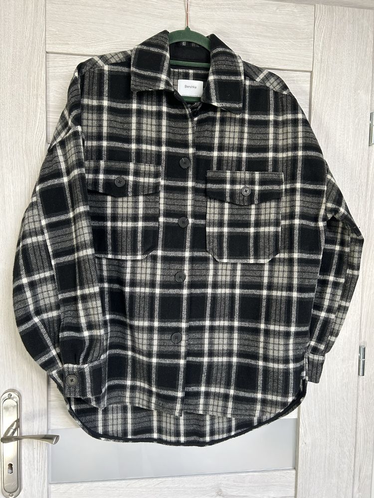 Kurtka koszulowa w kratke bershka m-l