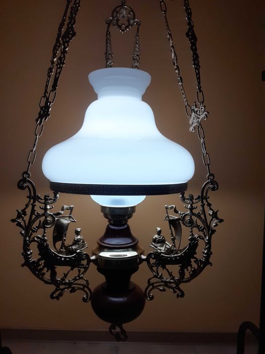Zabytkowa lampa marynistyczna