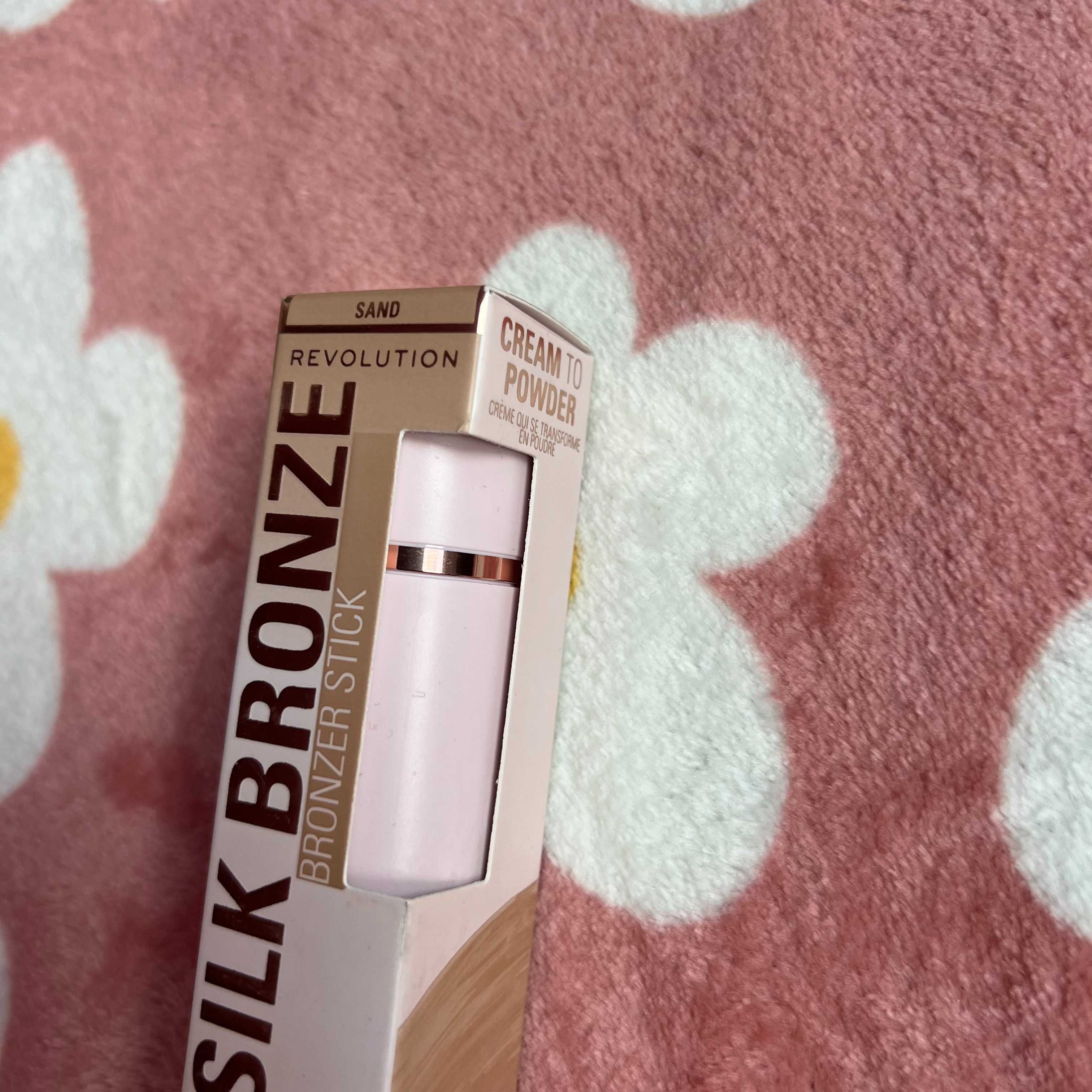 Makeup Revolution Silk bronze bronzer w Sztyfcie sand do konturowania
