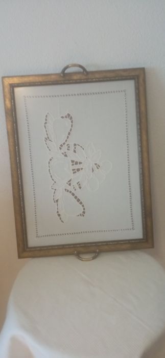 Tabuleiro com napron branco e resguardo de vidro 50x39cm