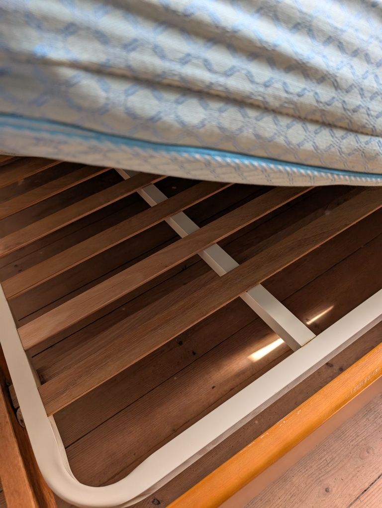 Quarto em madeira (cama 135x185 com estrado novo)