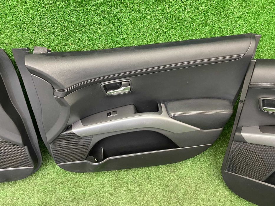 Дверні карти салону Mitsubishi Outlander XL