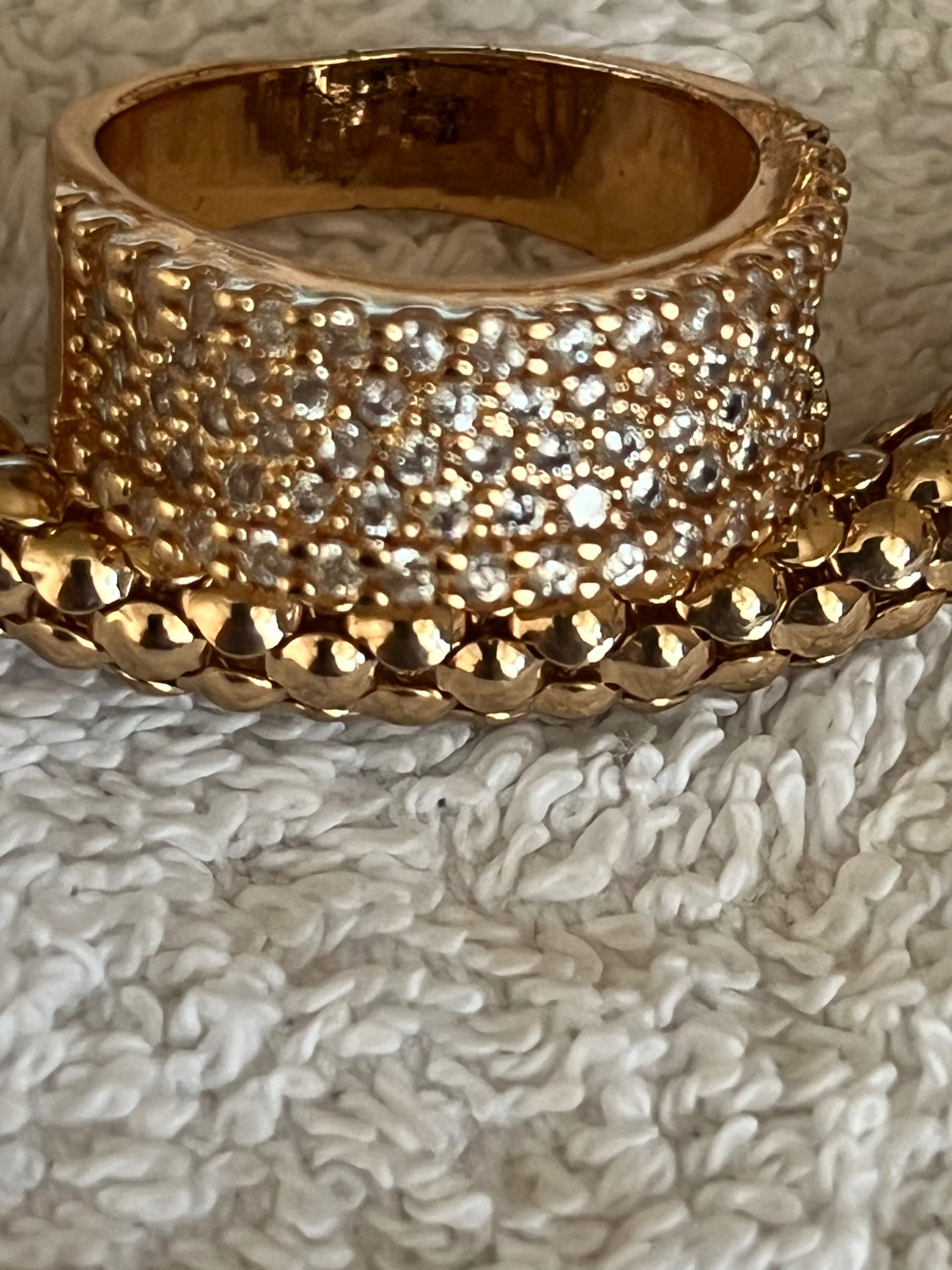 Zestaw biżuterii bransoletki, pierścionek i zawieszka kolor złoty.