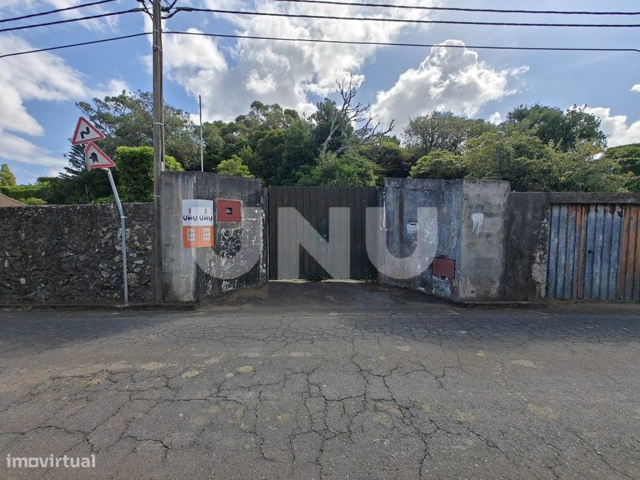 Terreno Urbano com ruína, em Rabo de Peixe.