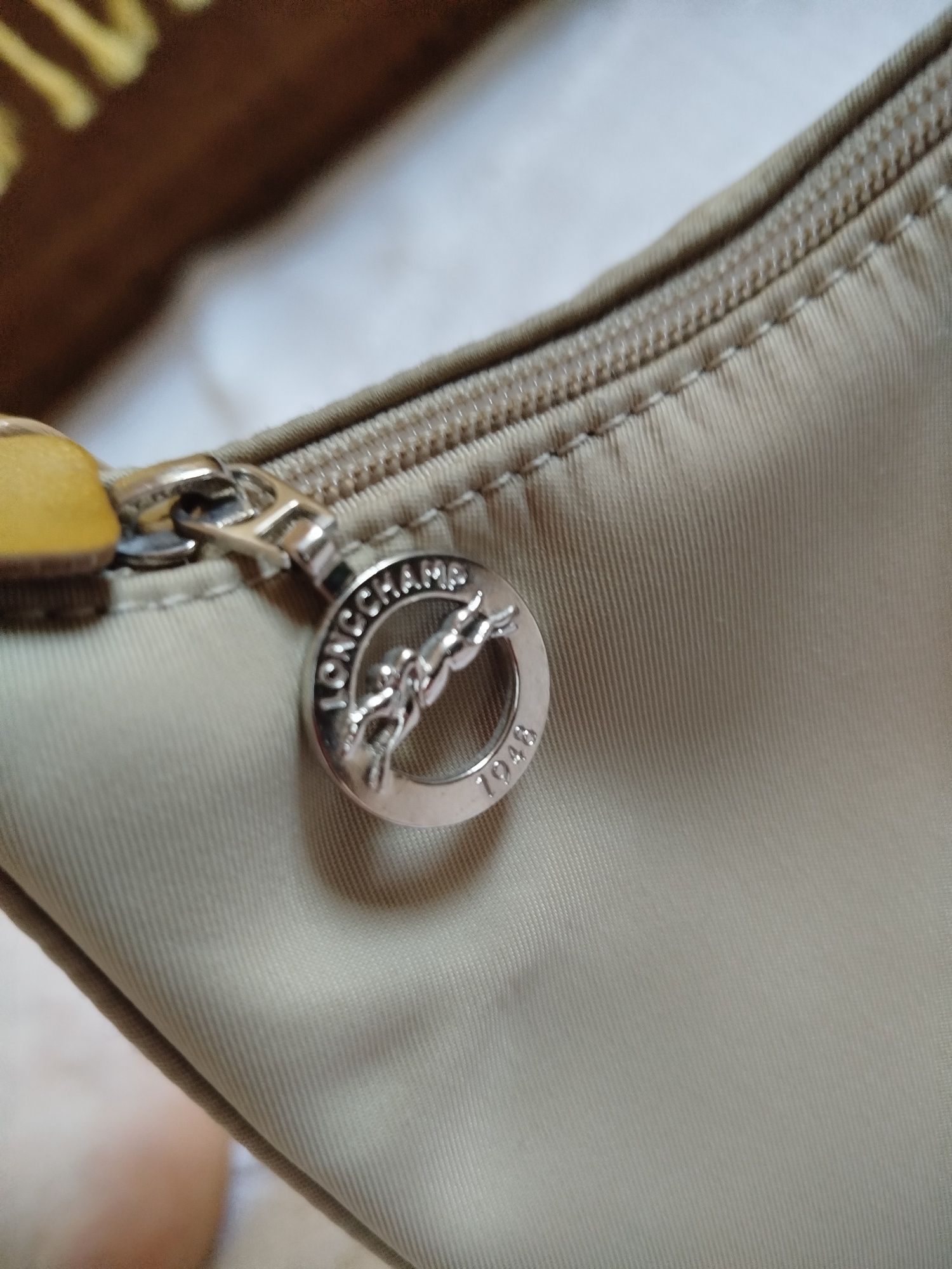 Сумка багет Longchamp з полотна та шкіри бежевого кольору