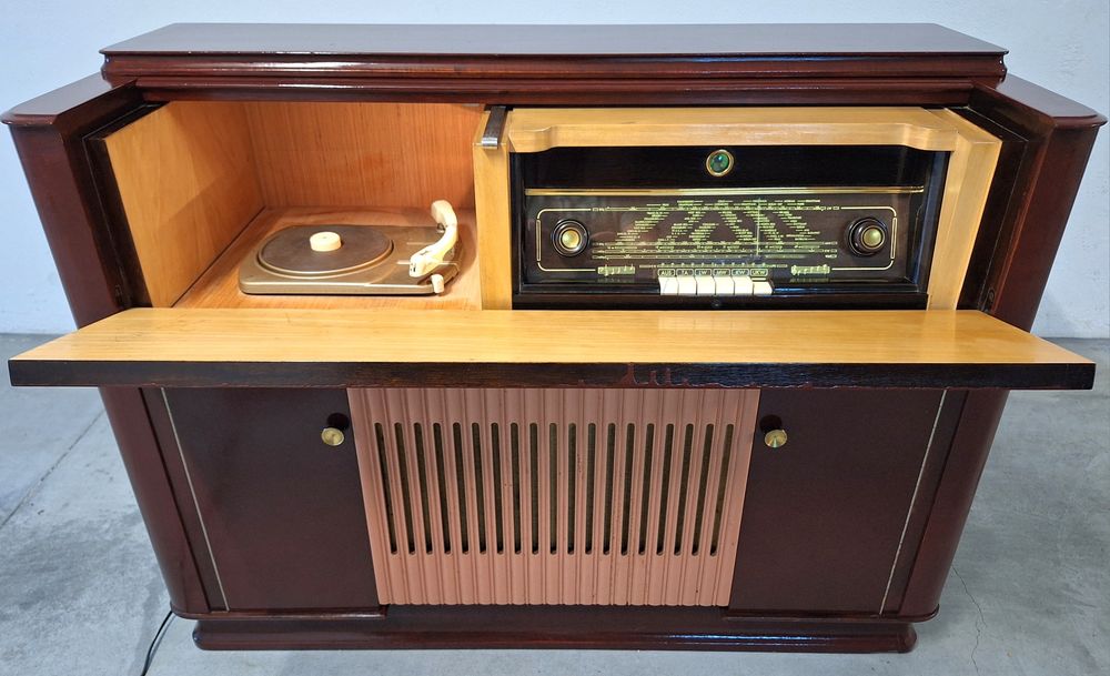 Móvel Philips com rádio e gira discos