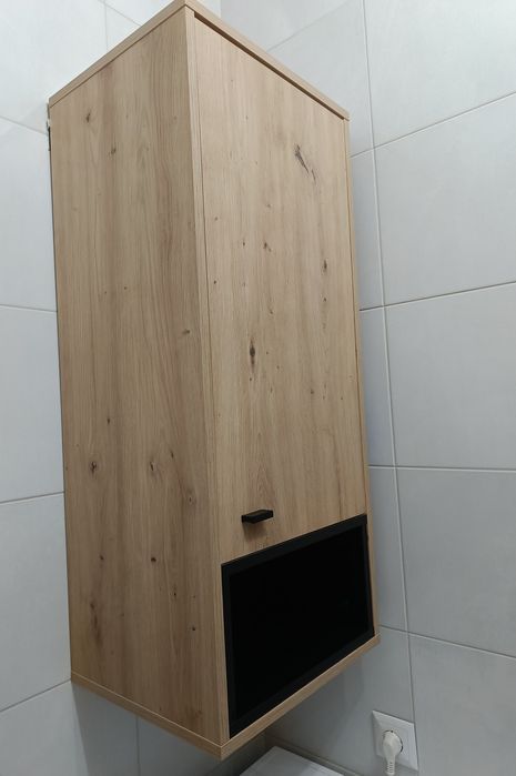 Szafka wisząca z półkami