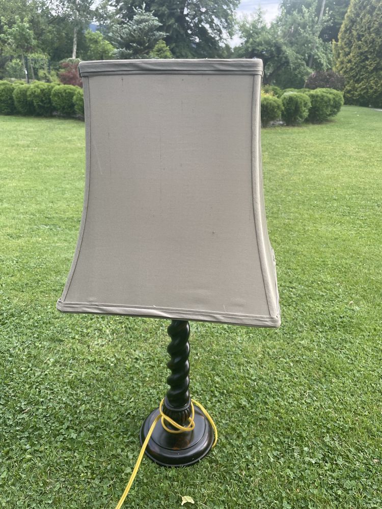Antyczna lampa z abażurem