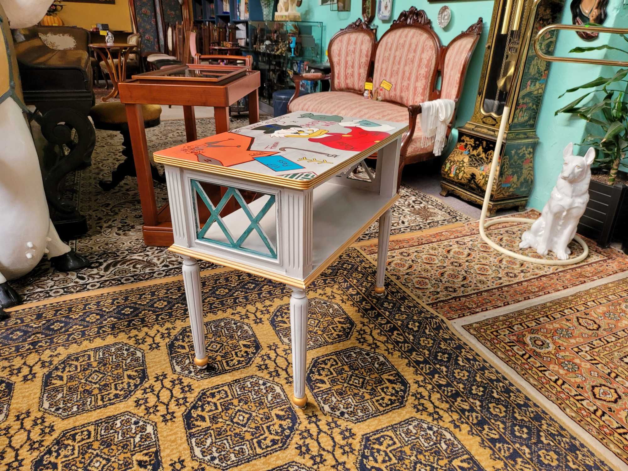 Mesa de apoio em madeira restaurada e pintada de forma p