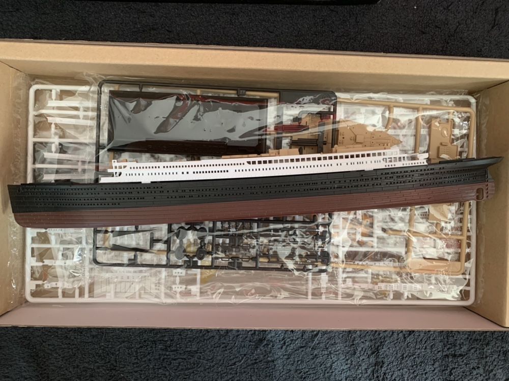 Titanic Academy LED 1:700 + drewniany pokład.