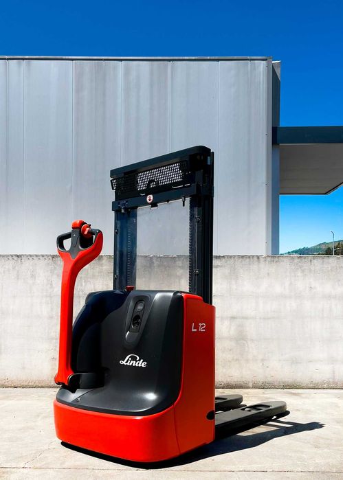 Stacker elétrico Linde L12 (1200 kg / 2.42 m de elev)