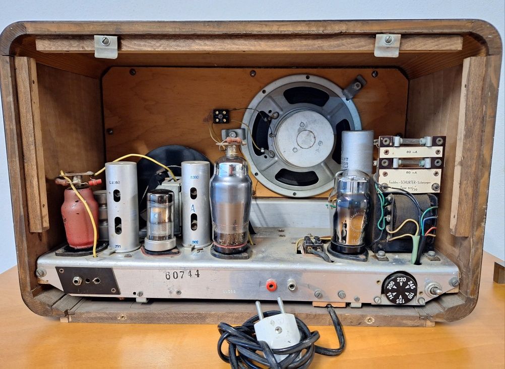 Rádio antigo JURA