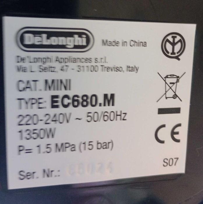 Рожковая эспрессо‑кофемашина  EC680.M из серии Dedica от DeLonghi .