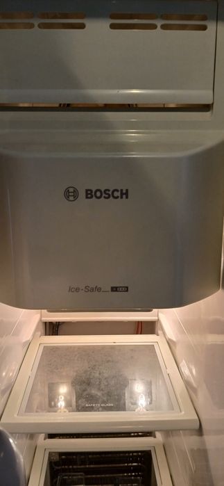 Frigorifico BOSCH em bom estado (excepto congelador necessita arranjo)