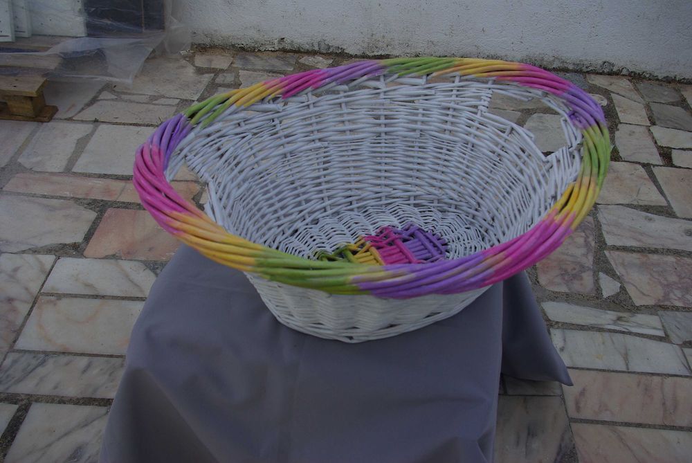 Cesta de vime renovada. Decorada. Pintada e envernizada