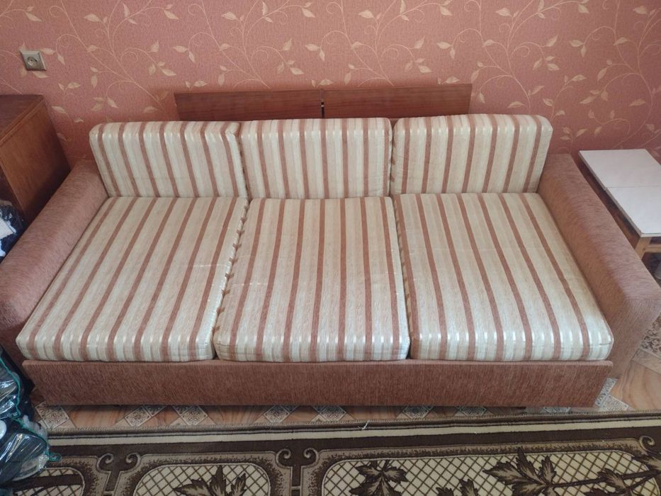 Продам диван, кухонний стіл+три стільці, журнальний солик