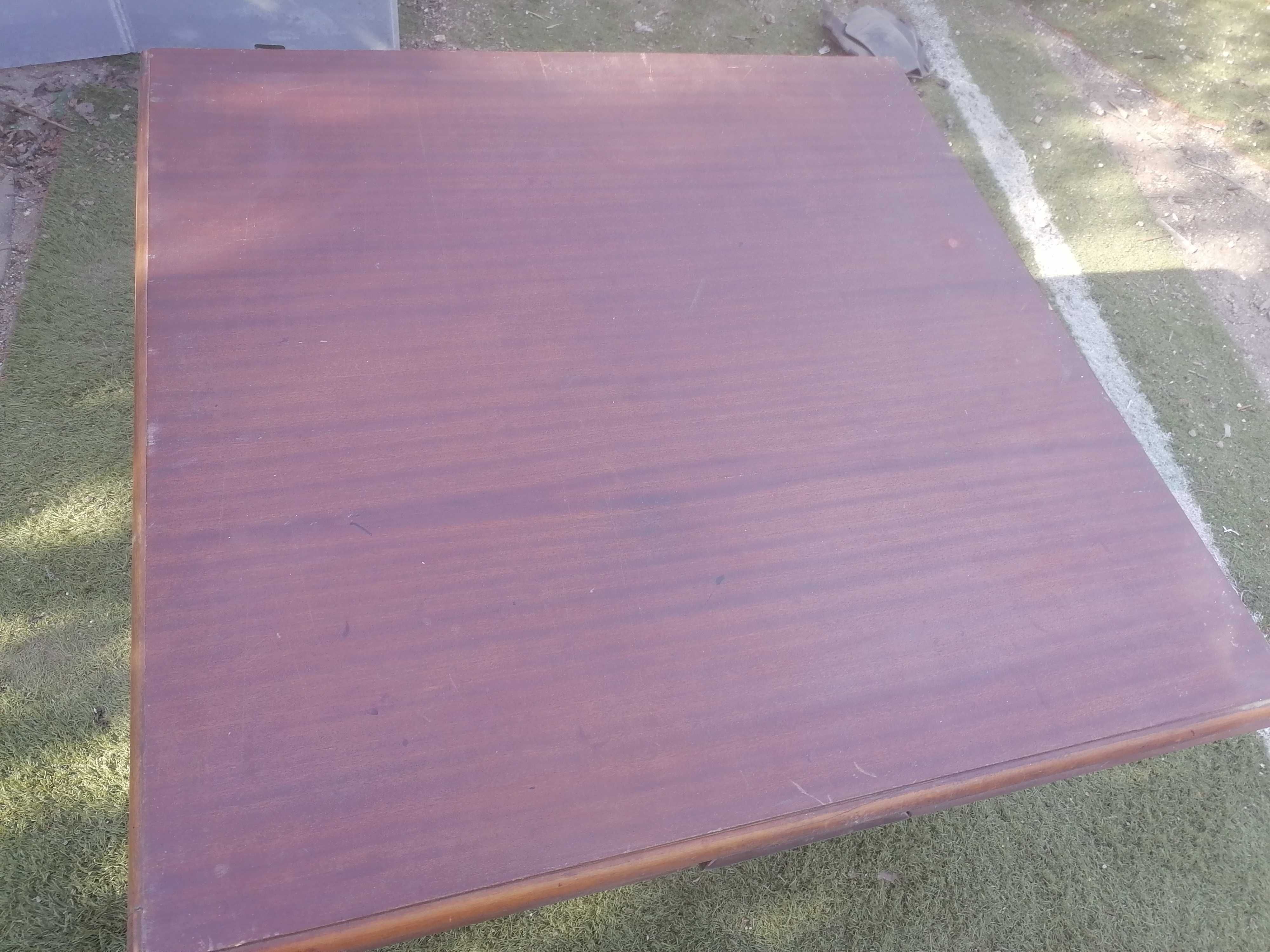 Mesa de madeira em bom estado