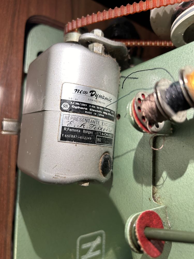 Máquina de costura Necchi com móvel
