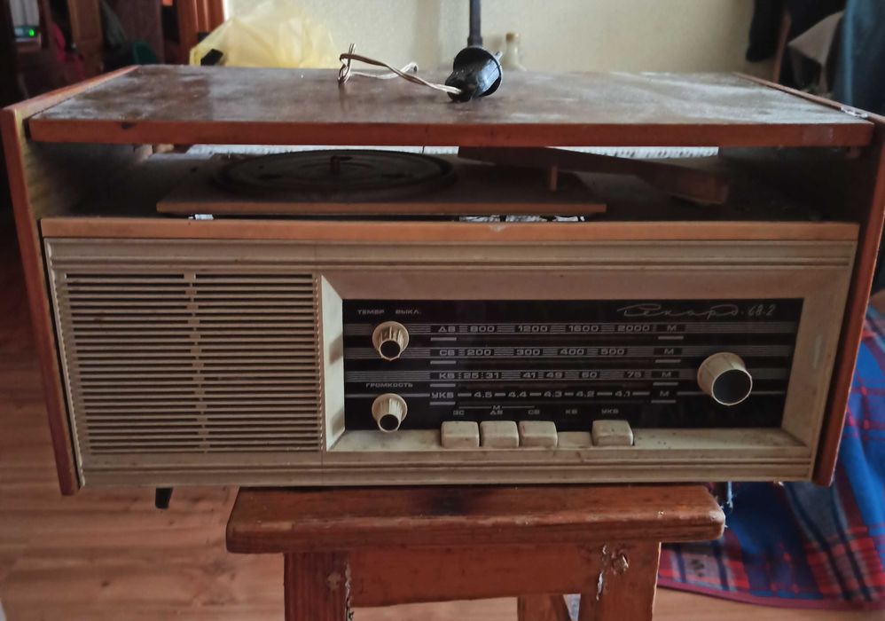 Продам радіолу 68 року випуску. Під ремонт або на зап. Частини.