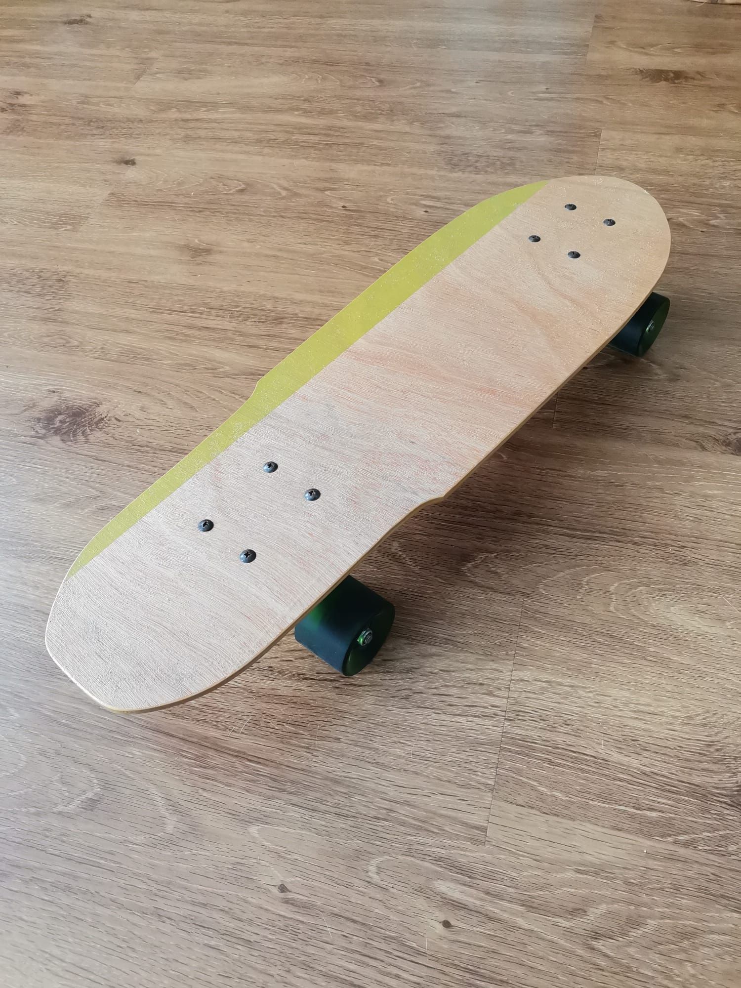 Skate em madeira praticamente novo