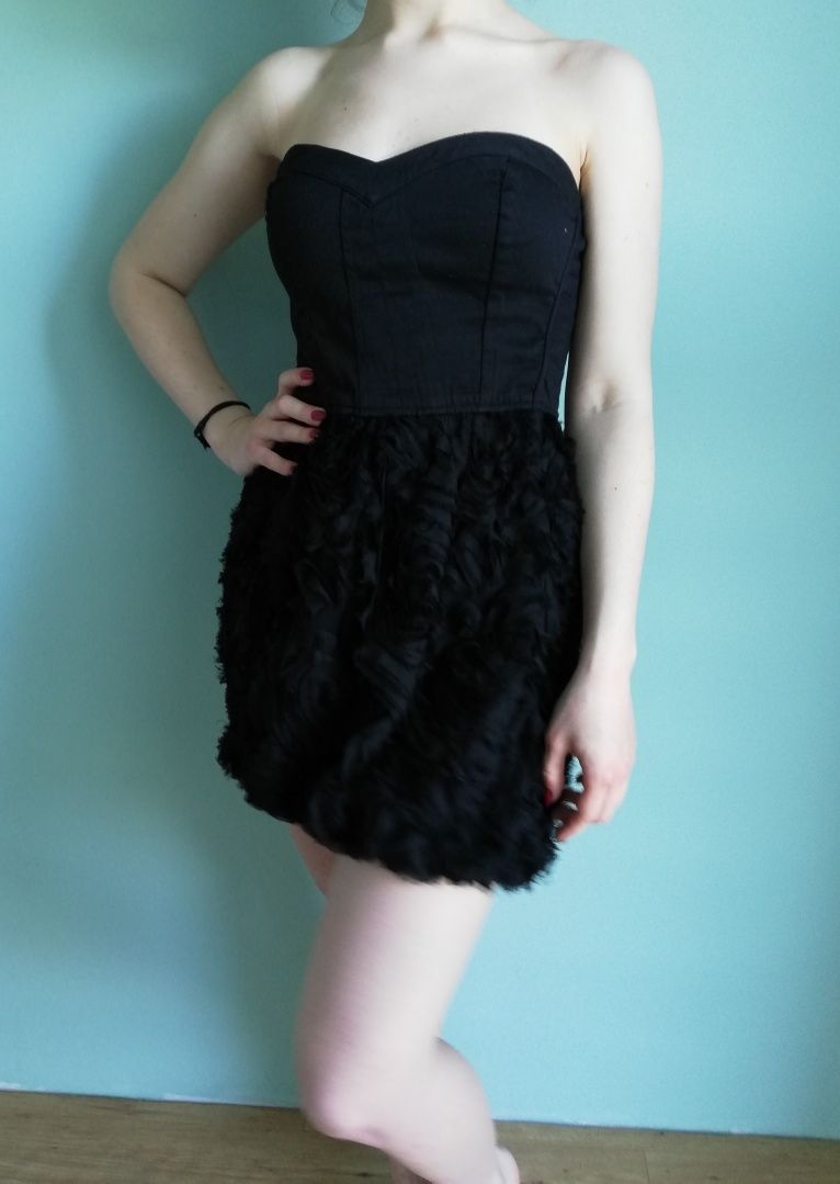 sukienka czarna gorsetowa kwiaty mini BERSHKA S/M