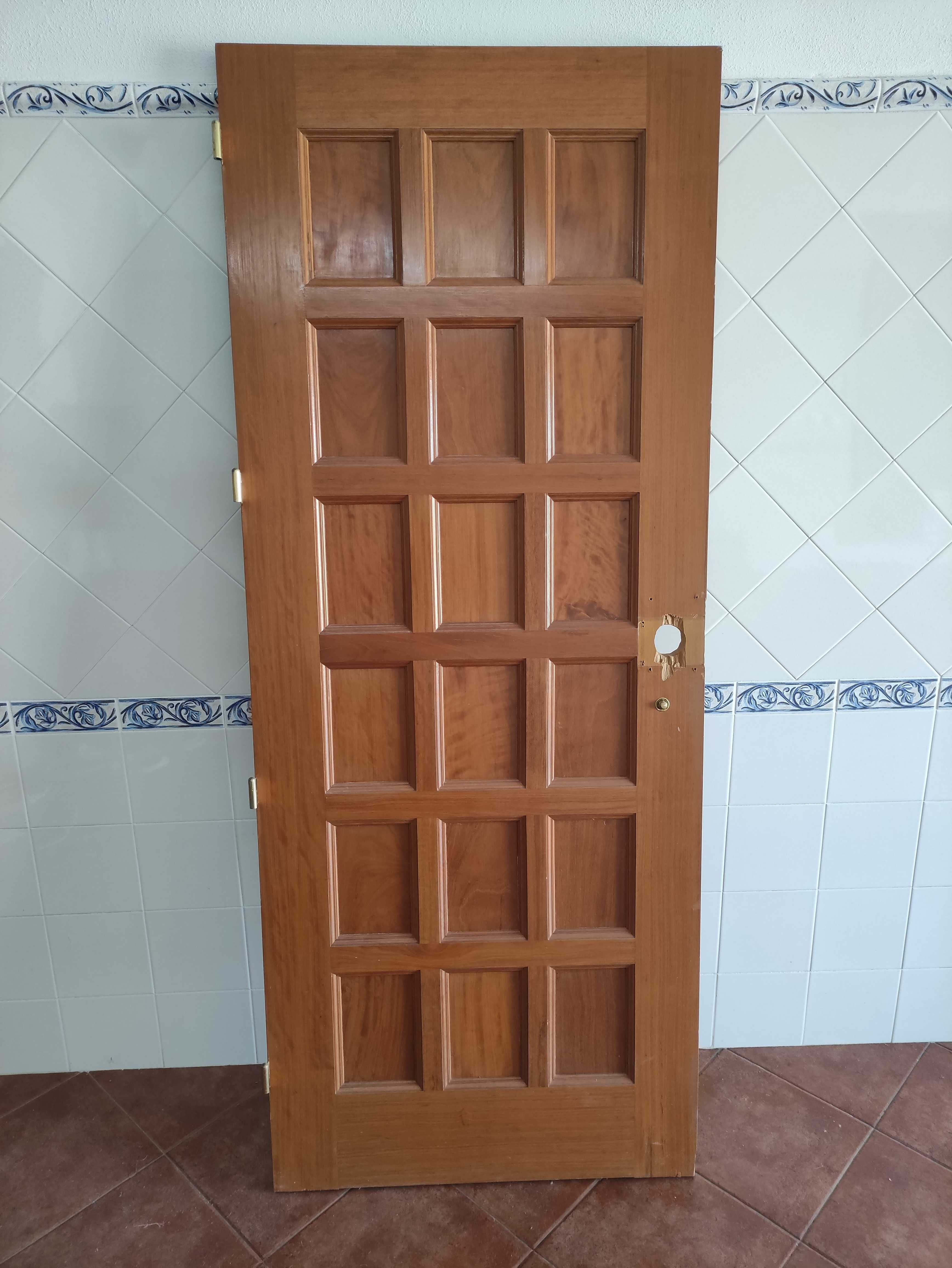 Porta de entrada em madeira maciça almofadada