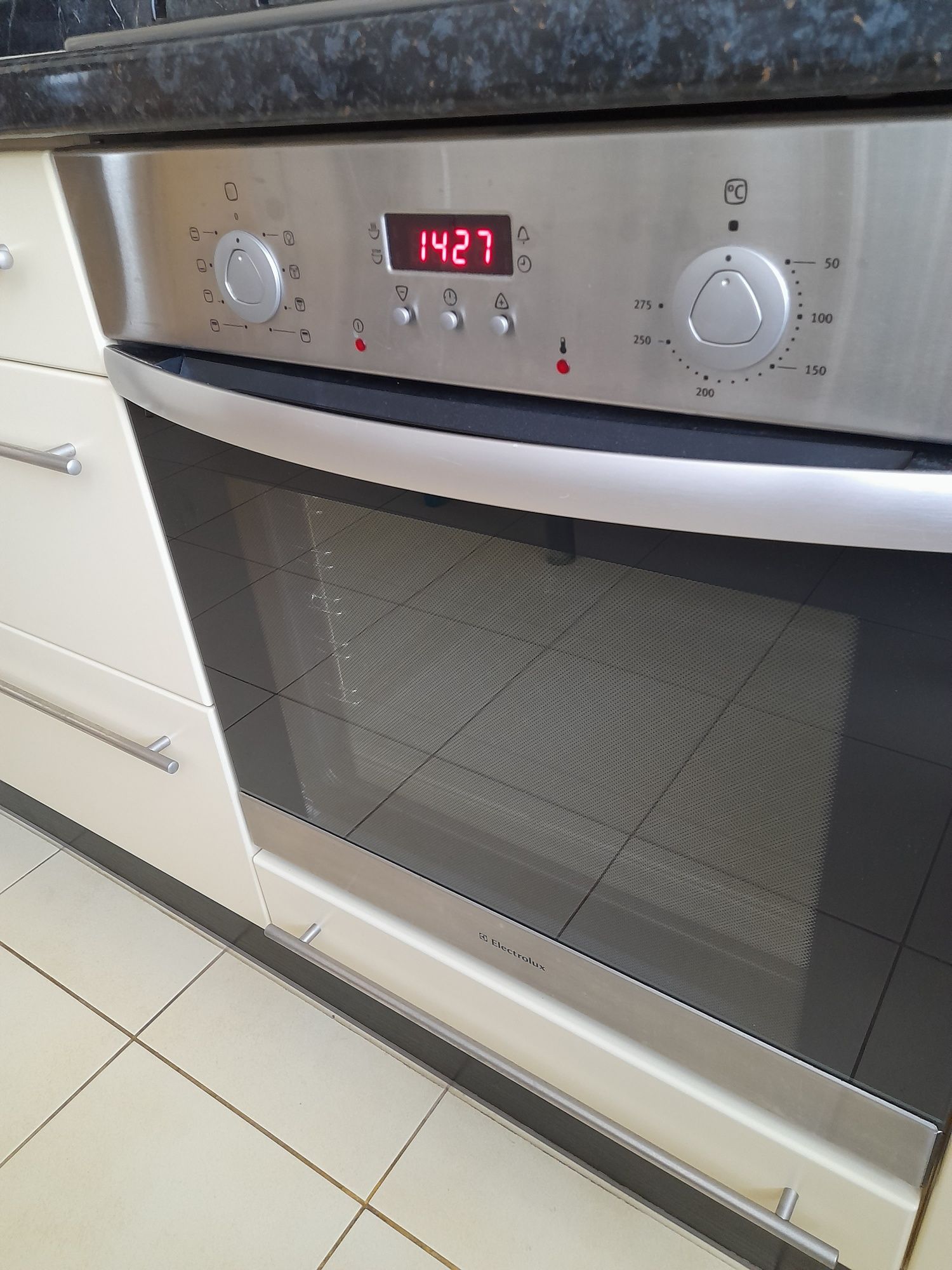 Meble kuchenne z AGD i stół z krzesłami