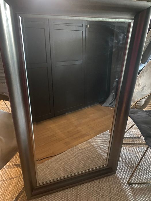 Lustro we włoskiej ramie