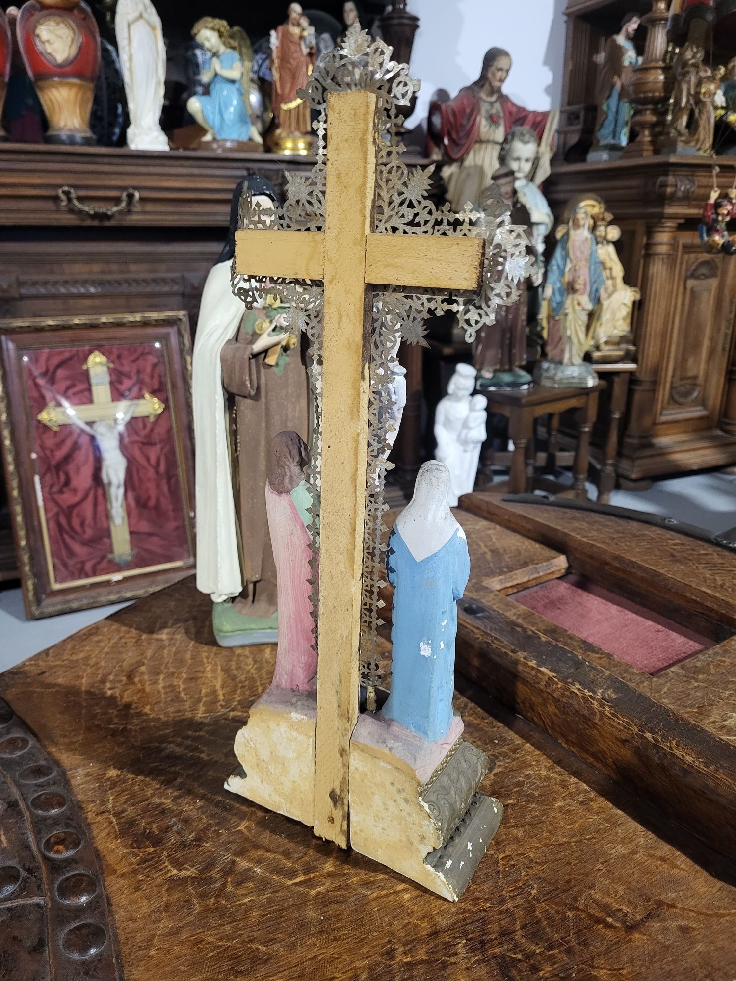 Zabytkowa pasyjka z gipsowymi figurkami Maryja i Jan Ewangelista