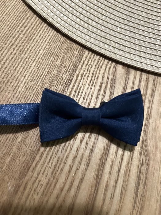 Muszka granatowa chłopiec