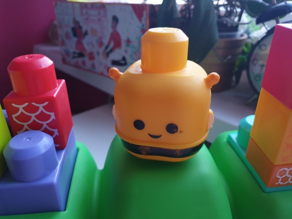 Interaktywna wędrująca gąsienica Mega Bloks od Fisher Price