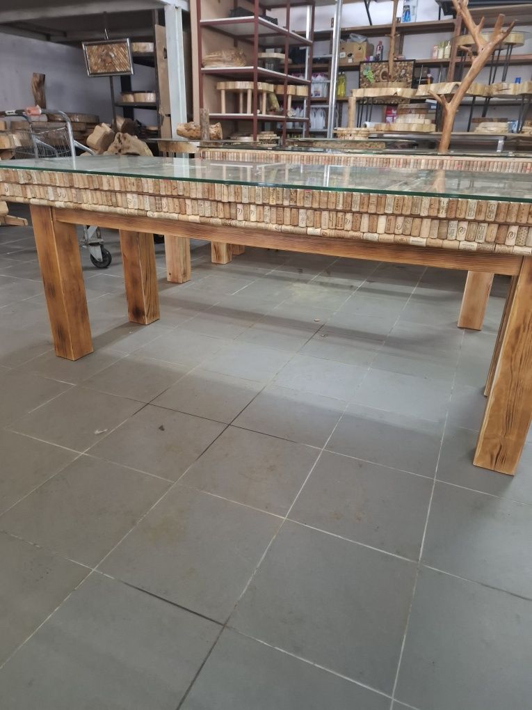 Mesa Única em Rolhas, para Sala ou Cozinha