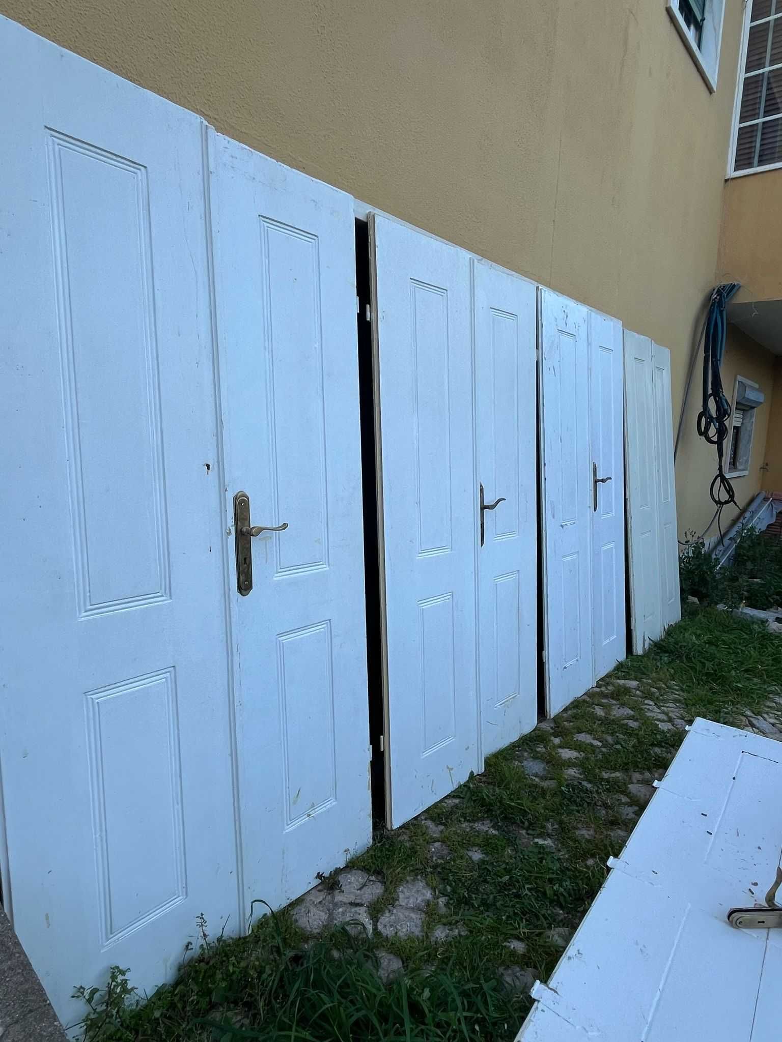 Portas de madeira maciça centenárias com fecho puxador e ferragens.