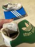 Ténis Adidas Stan Smith brancos com calcanhar verde